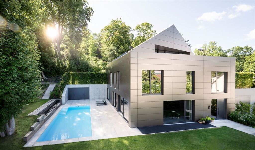 Klare Kante: Das Einfamilienhaus für eine Familie mit sechs Kindern auf der Stuttgarter Gänsheide von der  Eingangsseite aus gesehen.