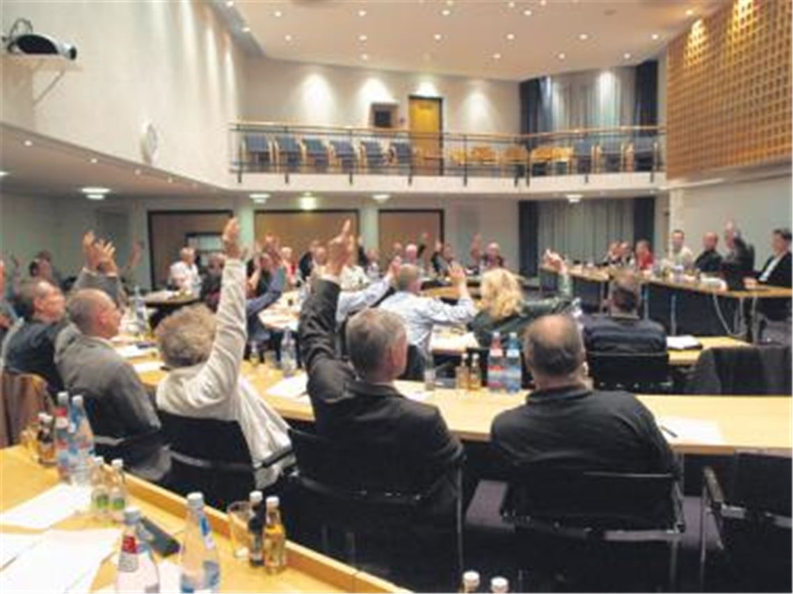 Klare Sache: 25 Ja-Stimmen reichen für eine Änderung der Hauptsatzung. Damit wird es in Mühlacker bei der nächsten Kommunalwahl keine komplizierte Unechte Teilortswahl mehr geben. Ein Effekt der gestrigen Entscheidung: Der 36 Mitglieder zählende Gemeinderat verordnet sich selbst eine Schlankheitskur  und die Zahl der Stadträte sinkt bis 2019 auf die Regelzahl von 26. 
Foto: Eier