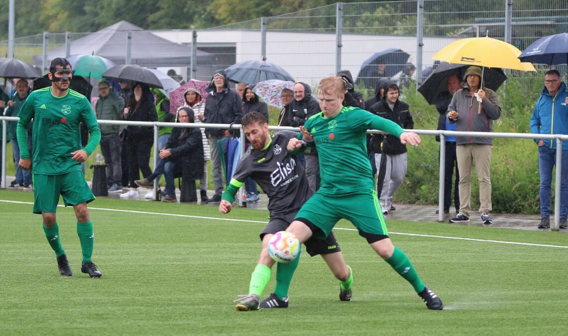Klare Sache: Der SV Iptingen (grünes Trikot) lässt beim 9:1-Kantersieg über den SV Sternenfels nichts anbrennen und bewahrt sich die Chance auf die Meisterschaft. Foto: Jürgen Müller
