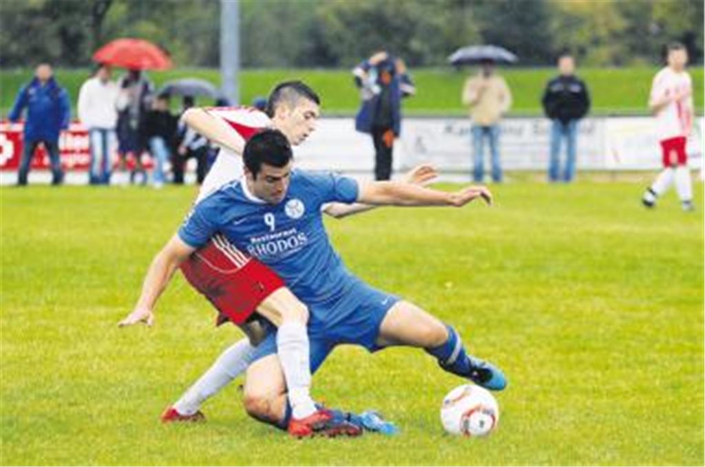 Klare Sache: Die Fvgg 08 Mühlacker (in blau) setzt den TSV Maulbronn gleich nach Anpfiff unter Druck und legt so den Grundstein für den 3:0-Auswärtserfolg.
Foto: Fotomoment