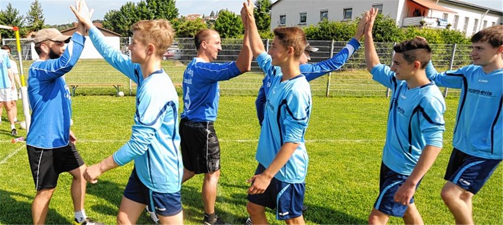 Klare Sache im Derby: Die Spieler des TV Enzberg (hinten) erkennen die Überlegenheit des Tabellenführers TV Hohenklingen an.