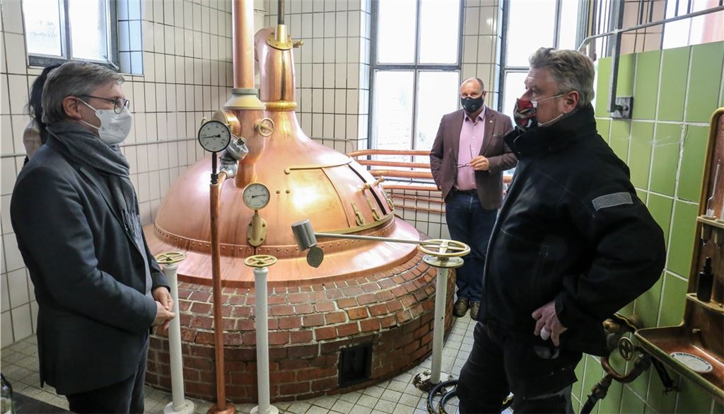 Klare Worte am Braukessel: Robert Volk (re.), Chef der Adler-Brauerei, im Gespräch mit den FDP-Landtagsabgeordneten Rudi Fischer (li.) und Klaus Hoher. Foto: Goertz