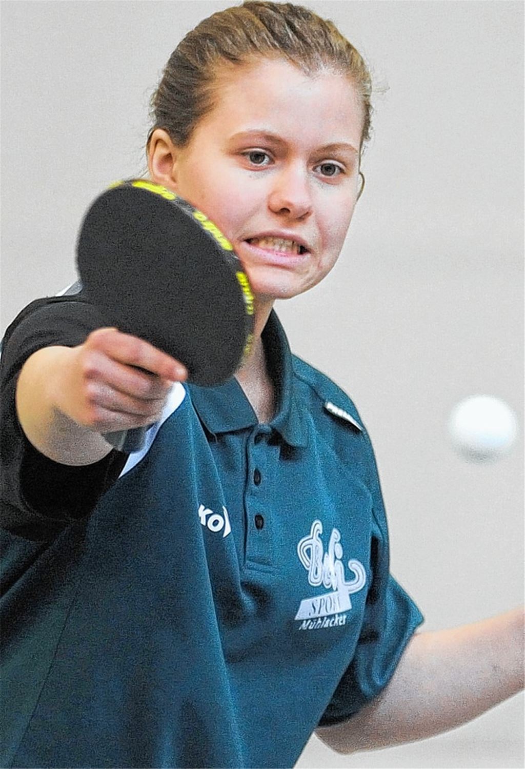 Klarer Heimsieg im Derby gegen Großglattbach: Marie Knöller pfeffert für Ötisheim eine Rückhand über das Netz.