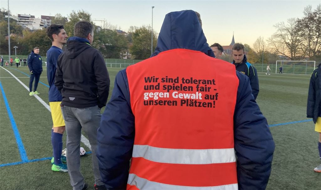 Klares Statement gegen Gewalt auf dem Platz bei Phönix Lomersheim. Toleranz und Fairness fehlen im Amateurfußball leider manchmal. Foto: Wewoda