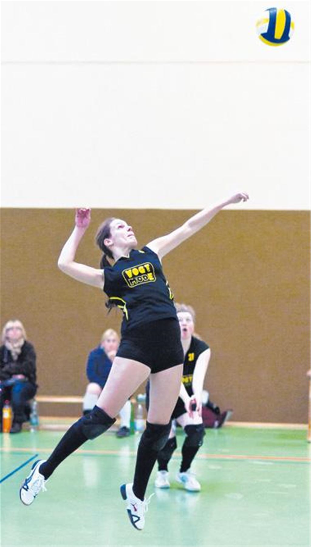 Klares Ziel vor Augen: Die Volleyball-Damen des TSV Knittlingen wollen ihren dritten Tabellenplatz bis zum Saisonende verteidigen. Zuletzt hat das vor der Saison mit drei Neuzugängen verstärkte Team zwei Heimsiege gefeiert. Foto: Zschorsch