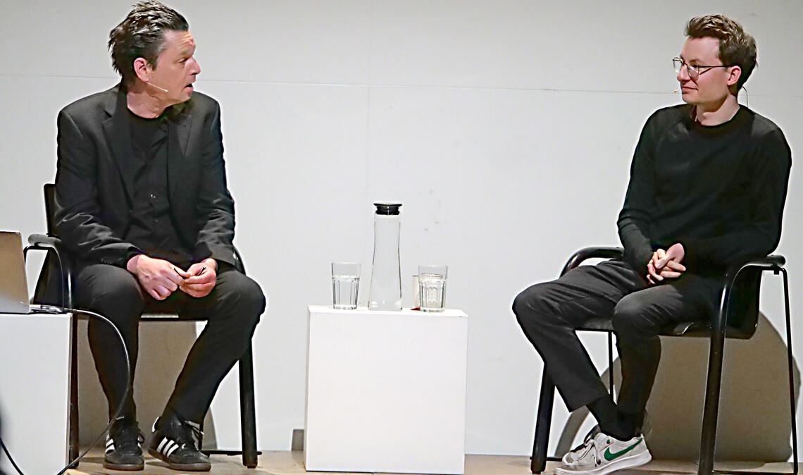 „Klartext“ redet Robert Eikmeyer (li.) von der Hochschule Pforzheim mit einem Sprecher der „Letzten Generation“. Foto: Friedrich