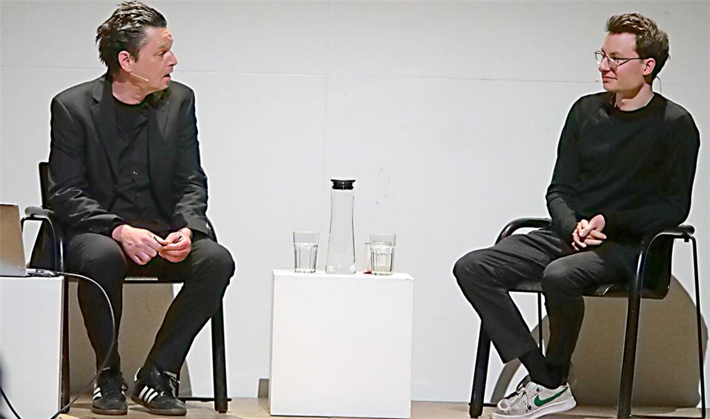 „Klartext“ redet Robert Eikmeyer (li.) von der Hochschule Pforzheim mit einem Sprecher der „Letzten Generation“. Foto: Friedrich