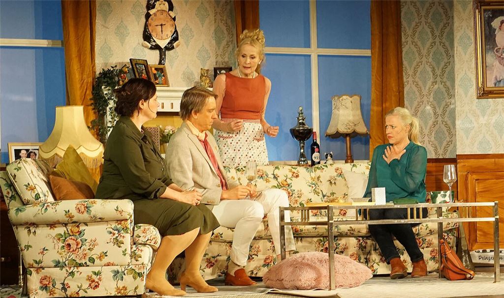 Klasse Gastspiel im Uhlandbau: Die Darstellerinnen und Darsteller des Ensembles „Theaterlust“ verkörpern ihre Rollen mit Leidenschaft und Spielwitz. Foto: Bastian