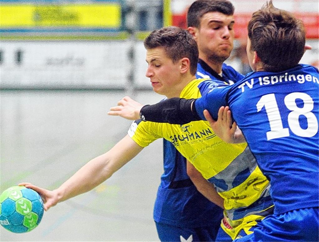 Klassenerhalt unerreichbar: Der Abstieg von Blau-Gelb Mühlacker in die Kreisliga ist besiegelt, obwohl die ersatzgeschäwchte Mannschaft dem TV Ispringen lange Paroli bietet. Foto: Fotomoment