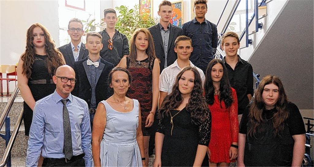 Klassenlehrer Martin Weiler und Rektorin Heidi Bopp (vorne v. li.) verabschieden die Werkrealschüler der Dr.-Johannes-Faust-Schule. Foto: Fotomoment