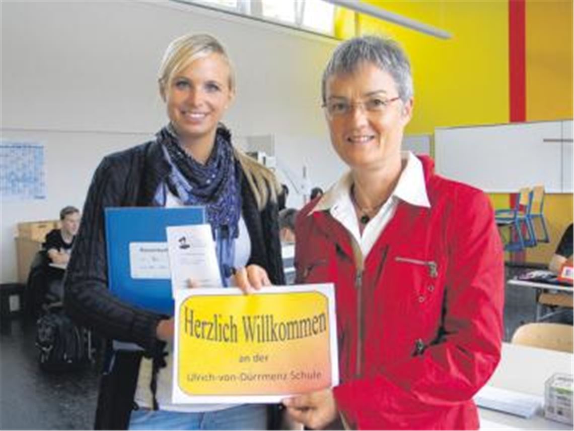 Klassenlehrerin Melanie Fischer (li.) und Schulleiterin Gertrud Pfitzer begrüßen die Schüler der neuen Werkrealschulklasse 8 a. Foto: Becker