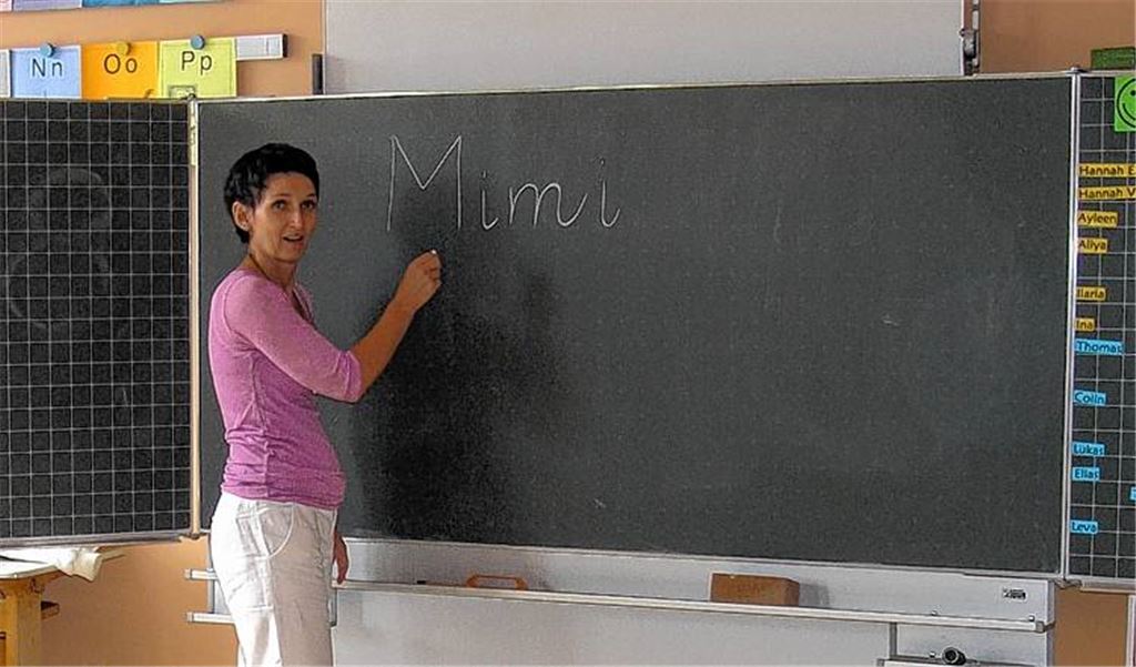 Klassenlehrerin Petra Schäfer schreibt in der neuen Grundschrift an die Tafel.