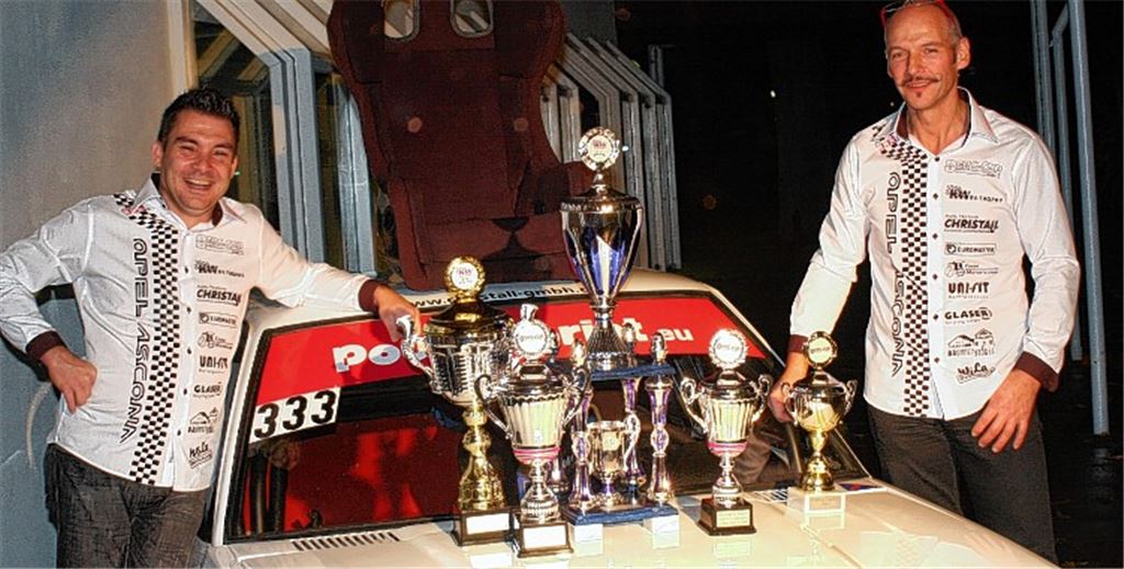 Klassensieg im internationalen Berg-Cup: Roland Christall aus Heilbronn (li.) und der Wiernsheimer Johann Hatezic blicken auf das erfolgreichste Jahr ihrer Motorsport-Karriere zurück. Fotos: privat