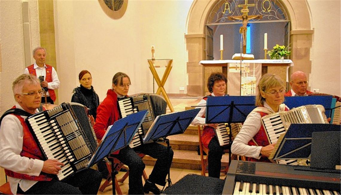 Klassik und Choräle: Das Akkordeonorchester des Musikvereins Mühlacker beeindruckt bei seinem Benefizkonzert zugunsten der Sanierung der Dürrmenzer Kirche.