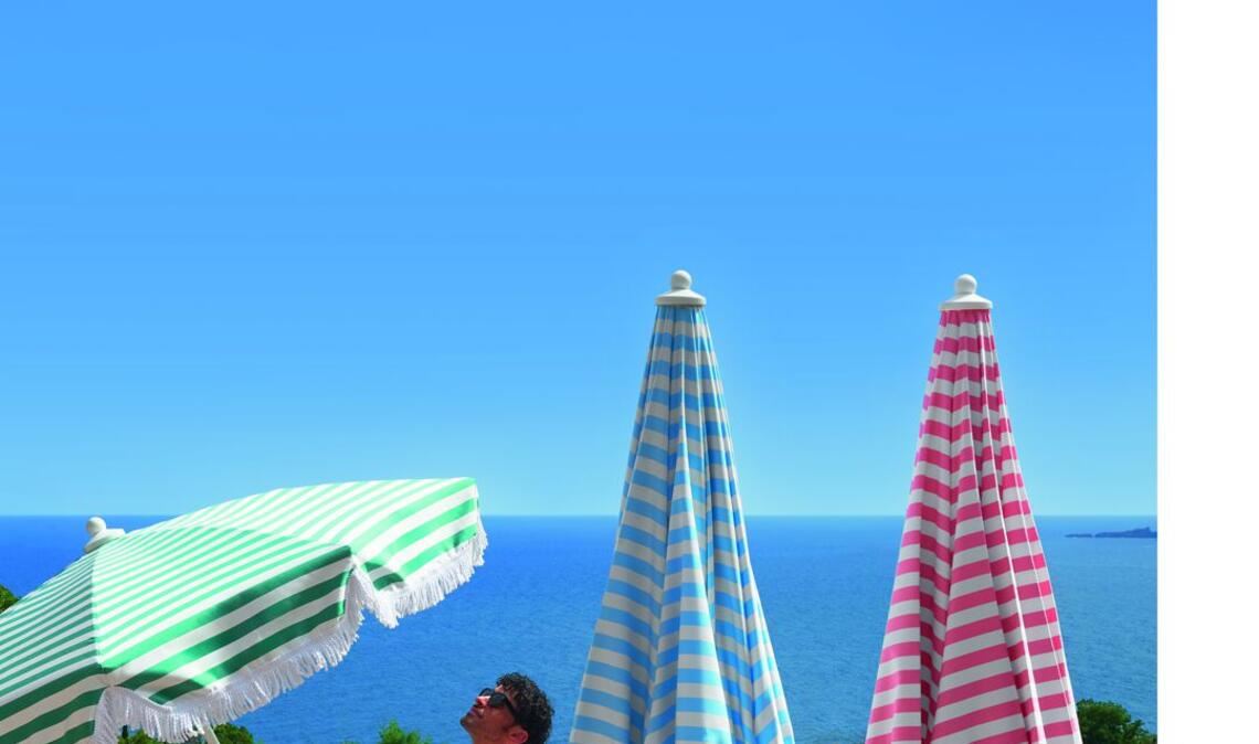 Klassisch gestreifte Sonnenschirme in Rosarot, Blau, Aquamarin hat Fermob im Programm, der Outdoor-Spezialist hat dieses Jahr seine erste Outdoor-Küche herausgebracht.