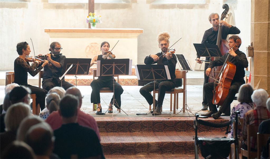 Klassische Klänge und Schauspiel (Foto unten) passen bestens zusammen. Fotos: Fotomoment