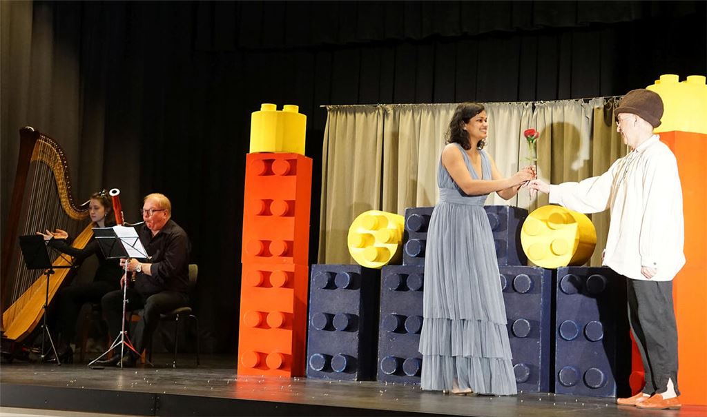 Klassische Melodien, ein kindgerechtes Bühnenbild aus LEGO-Steinen und das Spiel der Darsteller ergänzen sich zu einem schönen Gesamterlebnis für das junge Publikum. Fotos: Bastian