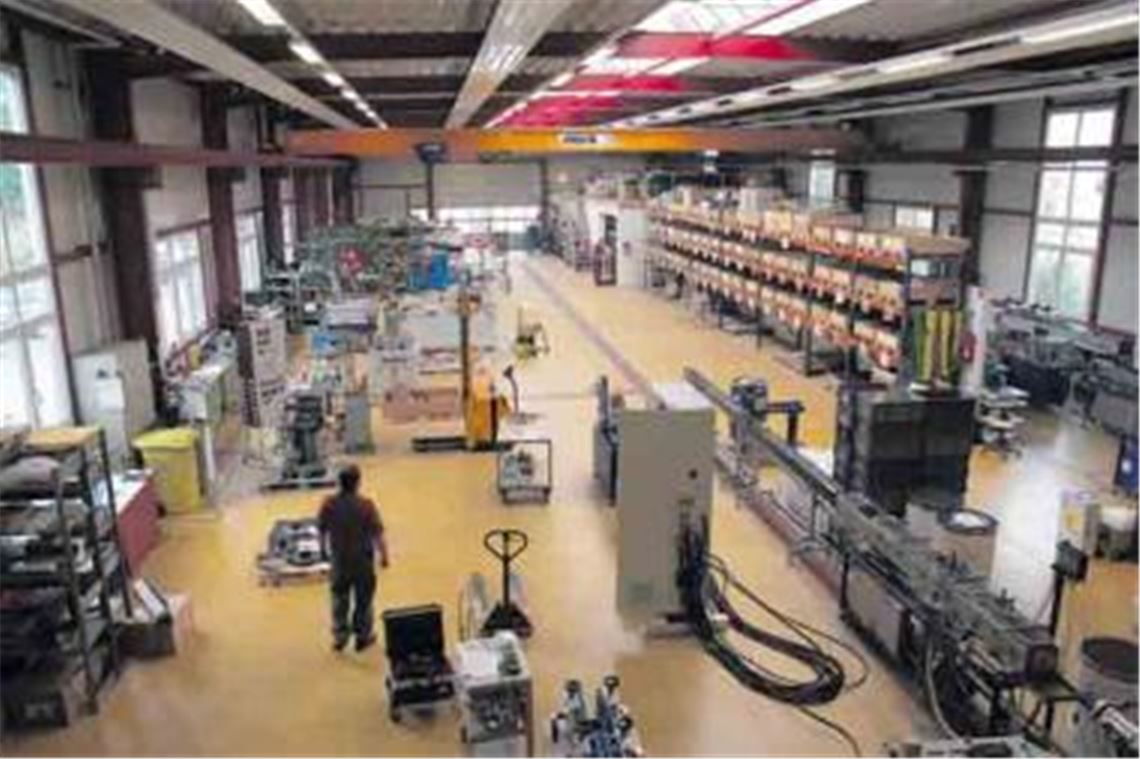 Klassischer Mittelstand: Blick in die Montagehalle der Firma Extrudex im Mühlacker Gewerbe- und Industriegebiet Waldäcker. Archivfoto: Sadler