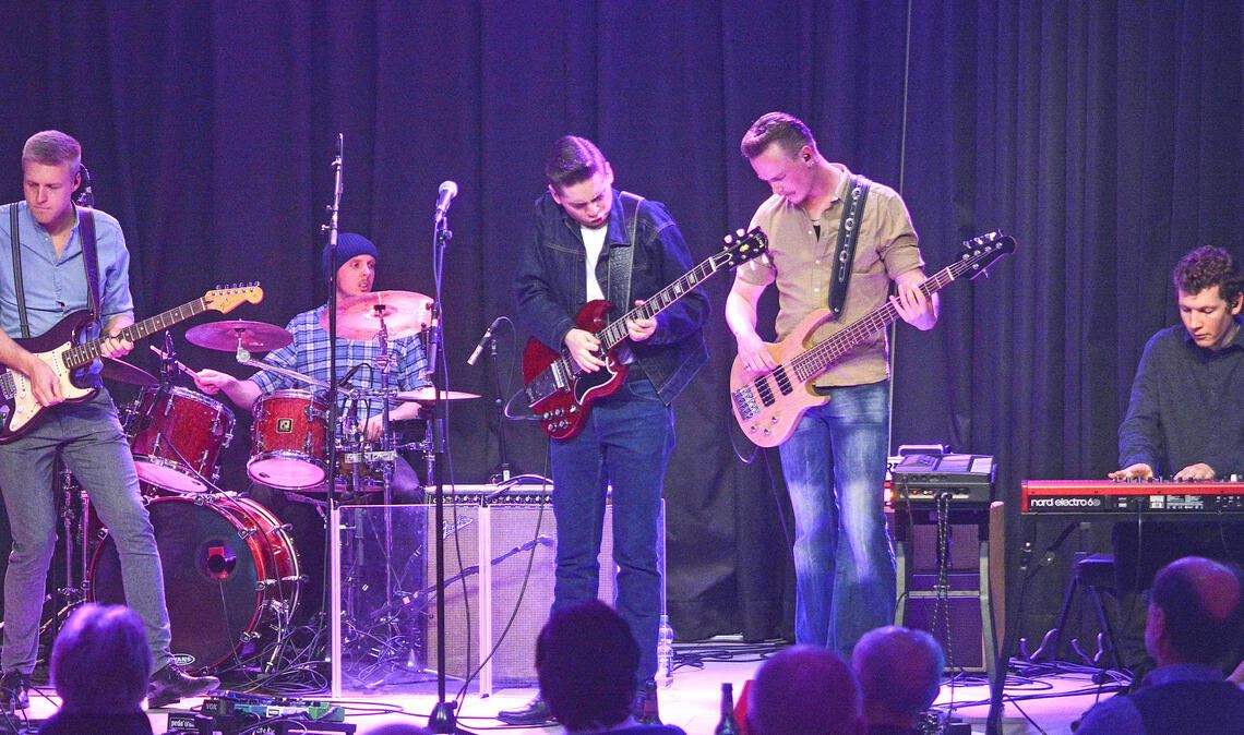 Klassischer Texas-Blues gepaart mit Rock ’n’ Roll ist zum Start in den „Bluesfrühling“ beim Auftritt der Formation „Tscheky & The Blues Kings“ geboten. Foto: Stahlfeld