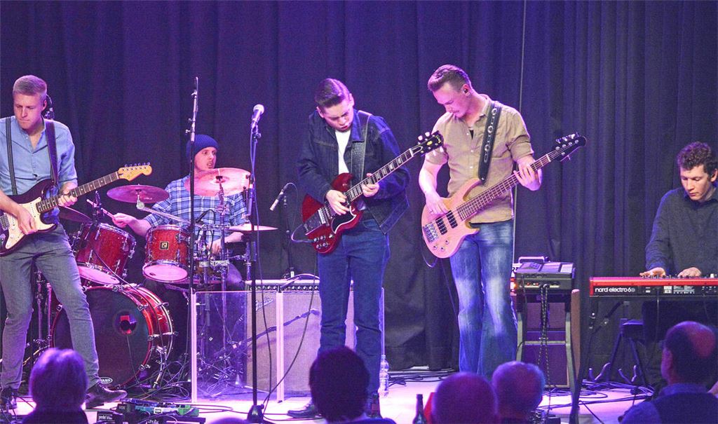 Klassischer Texas-Blues gepaart mit Rock ’n’ Roll ist zum Start in den „Bluesfrühling“ beim Auftritt der Formation „Tscheky & The Blues Kings“ geboten. Foto: Stahlfeld