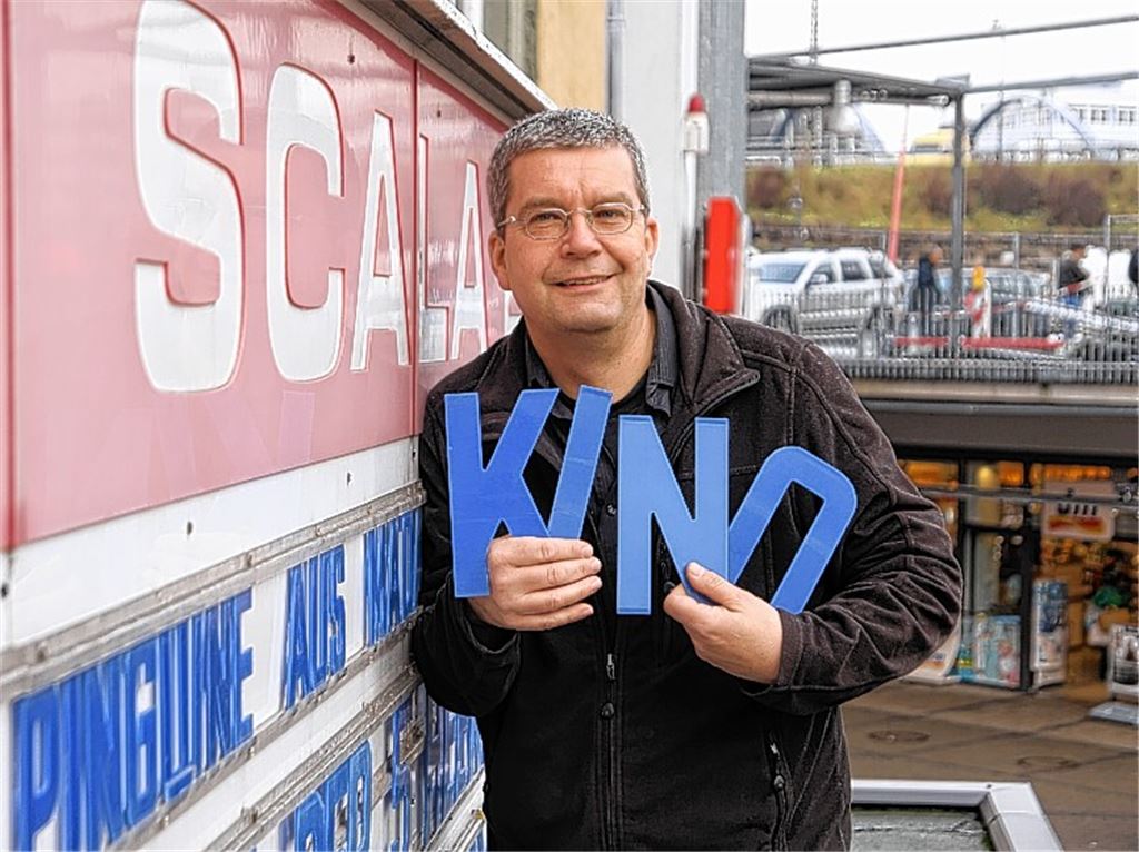 Klassisches Handwerk in luftiger Höhe: Joachim Baensch betätigt sich als Betreiber des Mühlacker Filmtheaters Scala regelmäßig als Schriftsetzer. In den Händen hält er vier Buchstaben, die ihm ganz besonders am Herzen liegen. 