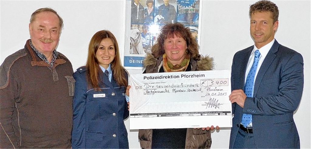 Klaus Berchtold (li.) und Daniela Vogel (2. v. re.) von der Verkehrswacht freuen sich über den Spendenscheck, den Maria Logotheti und Frank Otruba überreichen. Foto: Polizei