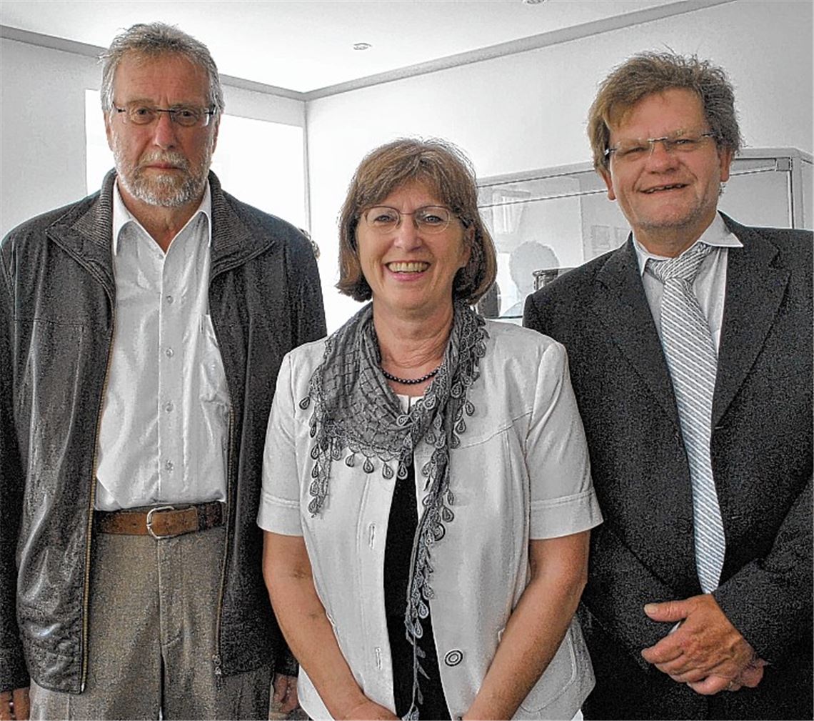 Klaus Böhringer (li.) von der Scheuermann-Stiftung, Freundeskreis-Vorsitzende Cornelia Schuler und Bürgermeister Karlheinz Oehler freuen sich über die Museums-Erweiterung. Rechtes Bild: Historische Schätze in Vitrinen erzählen vom Leben der Waldenser.Fotos: Stahlfeld