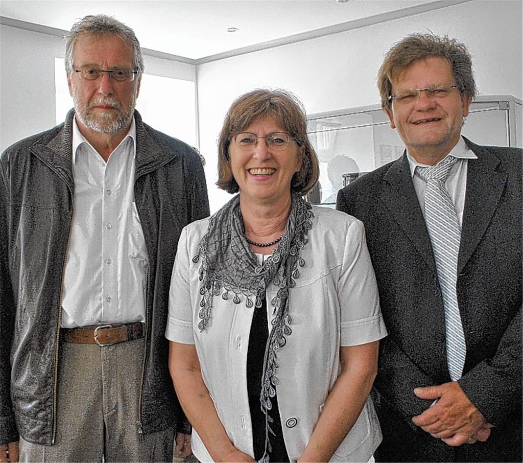 Klaus Böhringer (li.) von der Scheuermann-Stiftung, Freundeskreis-Vorsitzende Cornelia Schuler und Bürgermeister Karlheinz Oehler freuen sich über die Museums-Erweiterung. Rechtes Bild: Historische Schätze in Vitrinen erzählen vom Leben der Waldenser.Fotos: Stahlfeld
