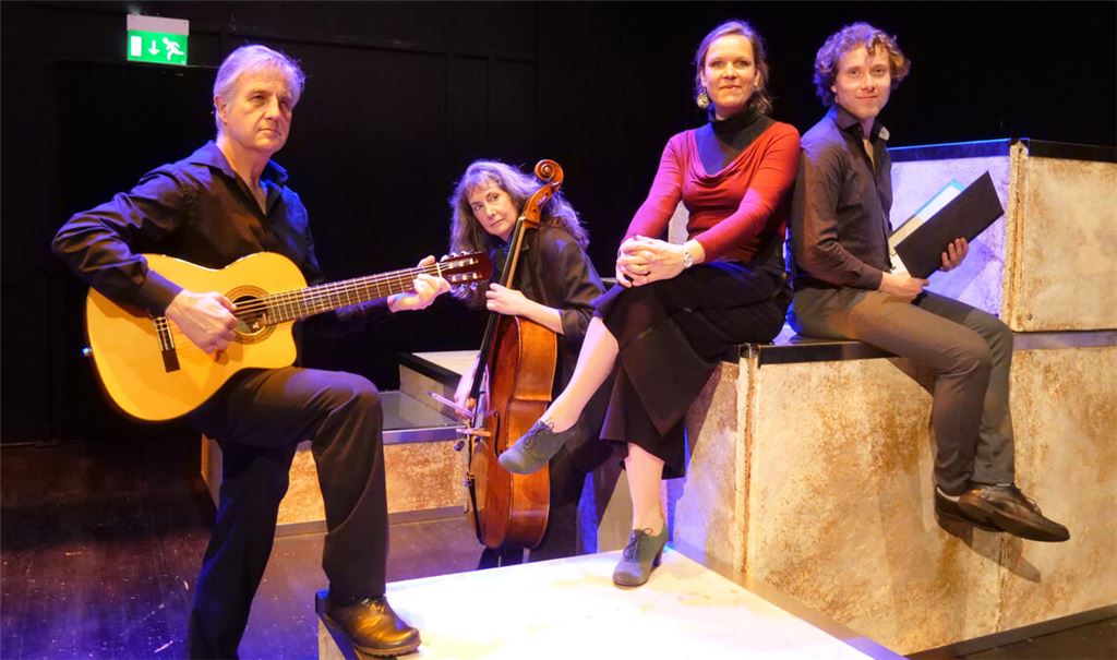 Klaus Dusek, Doreen Da Silva, Michaela Fent und Jan-David Bürger (v. li.) sensibilisieren in Zeiten eines Krieges mit einer Lesung bekannter Autoren im Stadttheater. Foto: Friedrich