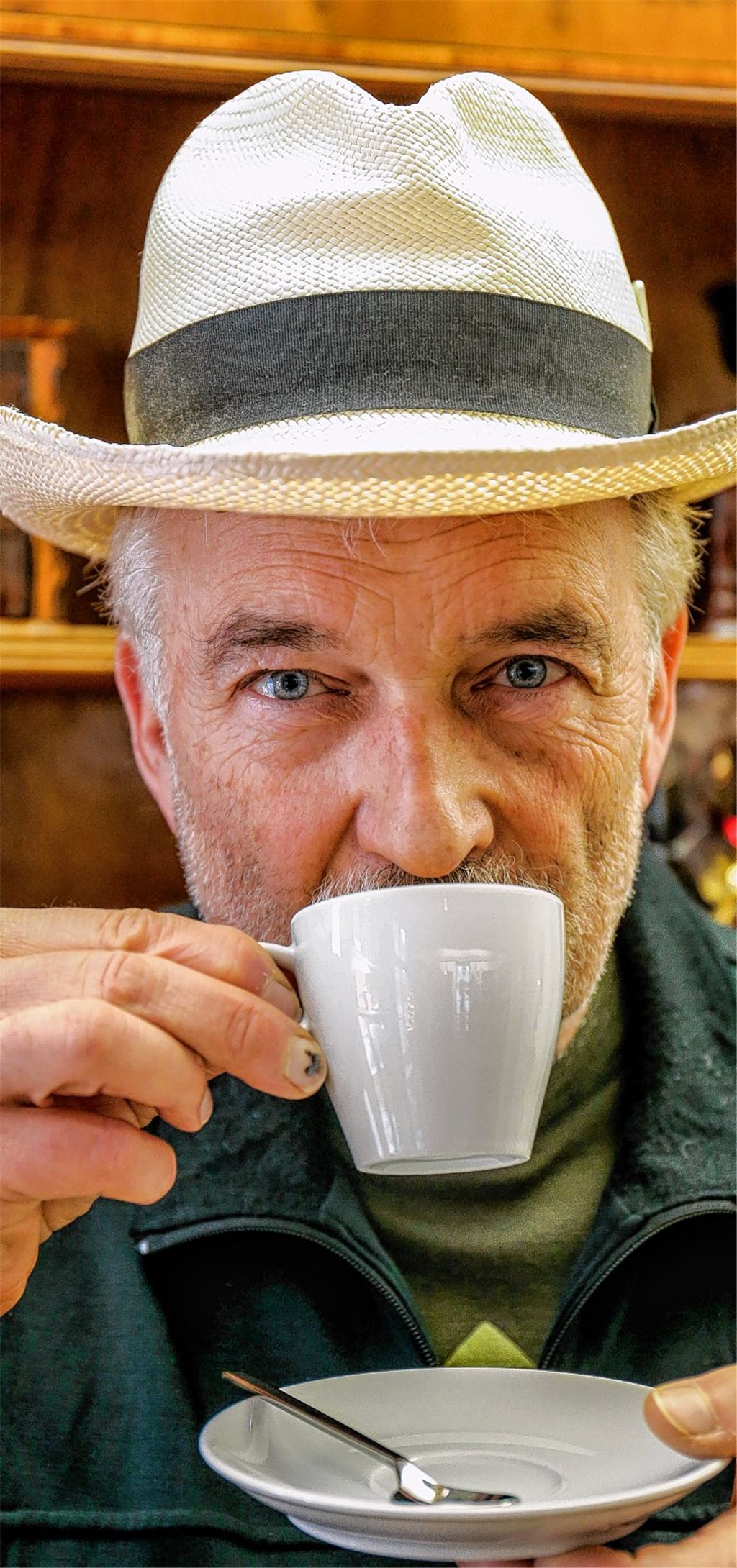 Klaus Graeb trinkt Kaffee aus Leidenschaft. Bei seinem Reisen in Produktionsländer und Plantagen-Besuchen findet er immer wieder passende Souvenirs, wie den Panama-Hut.