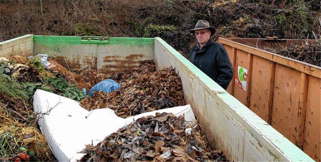 Klaus Krach ärgert sich über die illegal entsorgte Matratze auf dem Häckselplatz Illingen.
