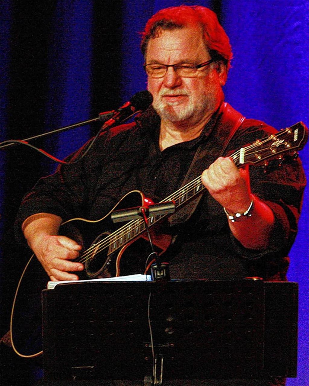 Klaus Lage und seine Gitarre unterhalten das Publikum im Kulturhaus Osterfeld.