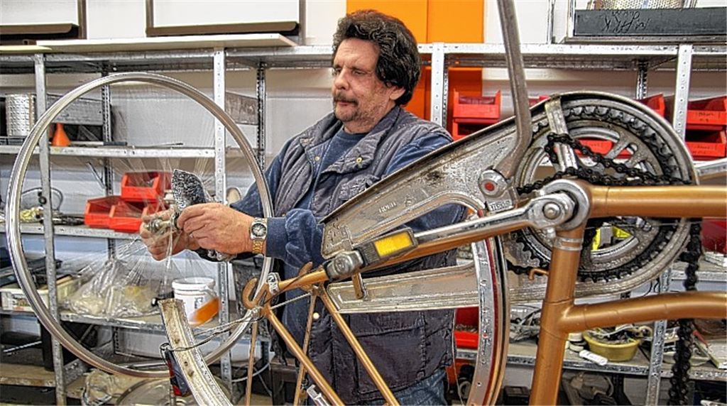 Klaus Langenstein, Mitarbeiter der GSI, repariert ein Fahrrad.