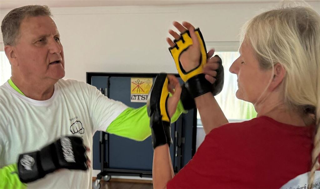 Klaus Limberger zeigt Frauen, was sie tun können, falls sie sich verteidigen müssen – in der Hoffnung, die Techniken werden nie im Ernstfall gebraucht.