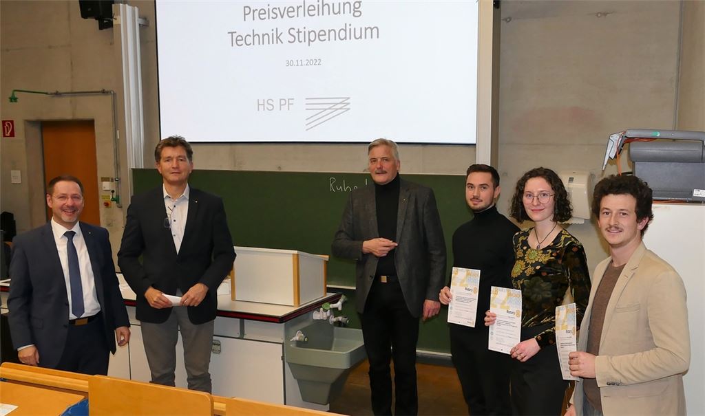Klaus Notter (v.li.), Michael Craiss, Professor Herbert Emmerich, die zweitplatzierten Preisträger Kevin Kern und Tabea Schmitt sowie der erstplatzierte Felix Theurer. Foto: Peche