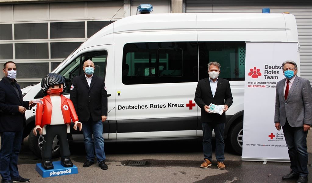 Klaus Notter (v.li.), Stefan Adam, Daniel Mohr und Professor Dr. Wolfgang Kramer bei einer symbolischen Spendenübergabe an der DRK-Kreisgeschäftsstelle. Foto: Kneis/DRK