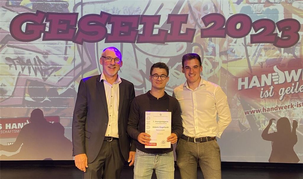 Klaus Riekert (li.) und Juniorchef Simon Riekert sind stolz auf Innungssieger Antonio Engelhardt (Mitte). Foto: privat