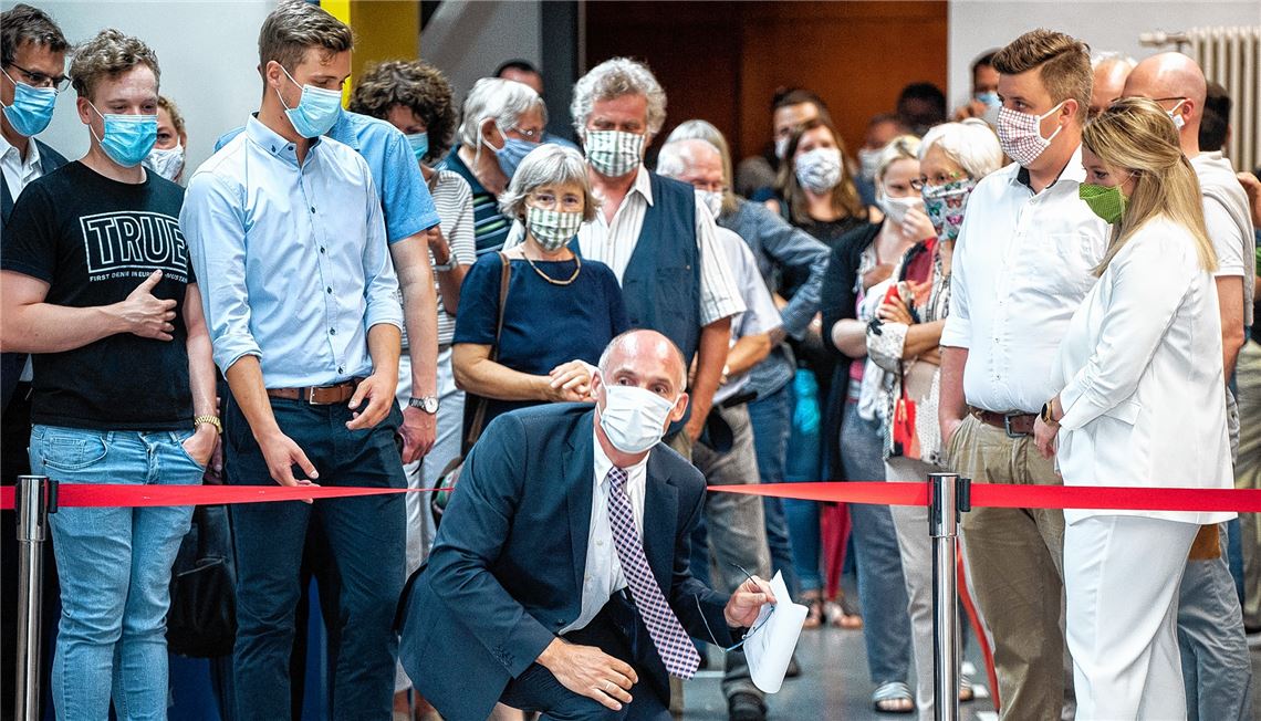 Klaus Riekert taucht am Sonntag unter dem Absperrband im Komm-In durch, um gegen 19.40 Uhr die Entscheidung zu verkünden, dass Antonia Walch (re.) Bürgermeisterin wird..Foto: Fotomoment