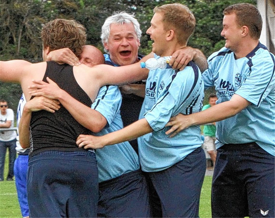 Klaus Senftleben (Mitte) ausgelassen im Kreise der Spieler, als dem TSV Mühlhausen am 12. Juni in der Relegation der Auftstieg gelang. Mittlerweile ist der Alltag wieder eingekehrt. Das erklärte Ziel des Abteilungsleiters: „Wir wollen keine Fahrstuhlmannschaft mehr sein.“ Foto: Eigner