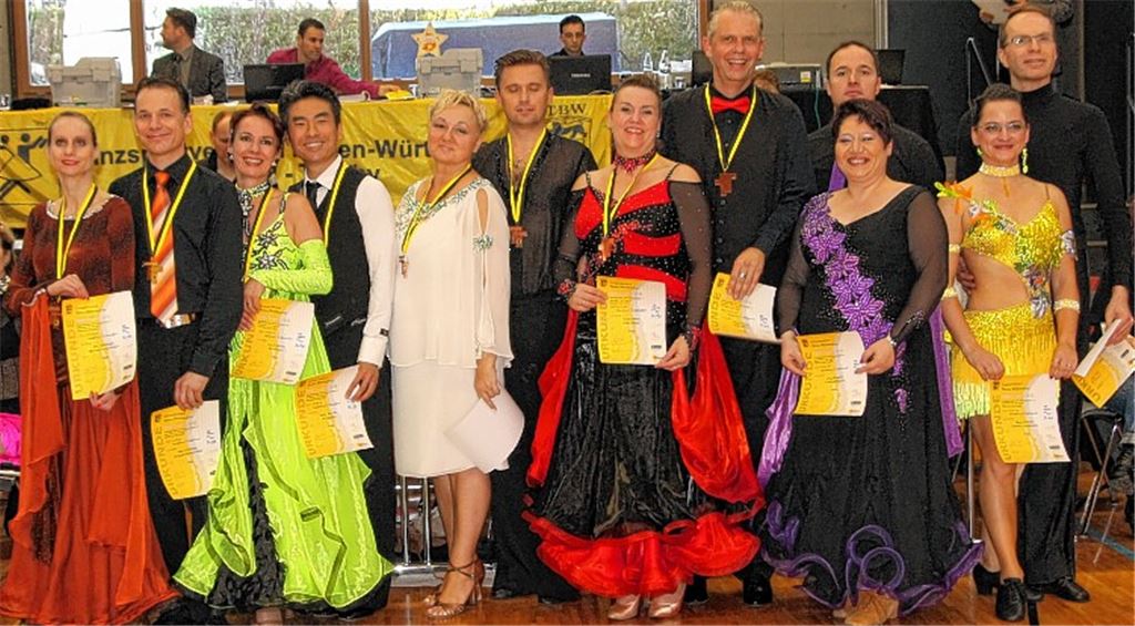 Klaus und Heike Weber vom TSC Illingen (3. Paar v. re.) landen in der Gesamtwertung der baden-württembergischen Senioren-Trophy auf dem Siegerpodest. Foto: privat