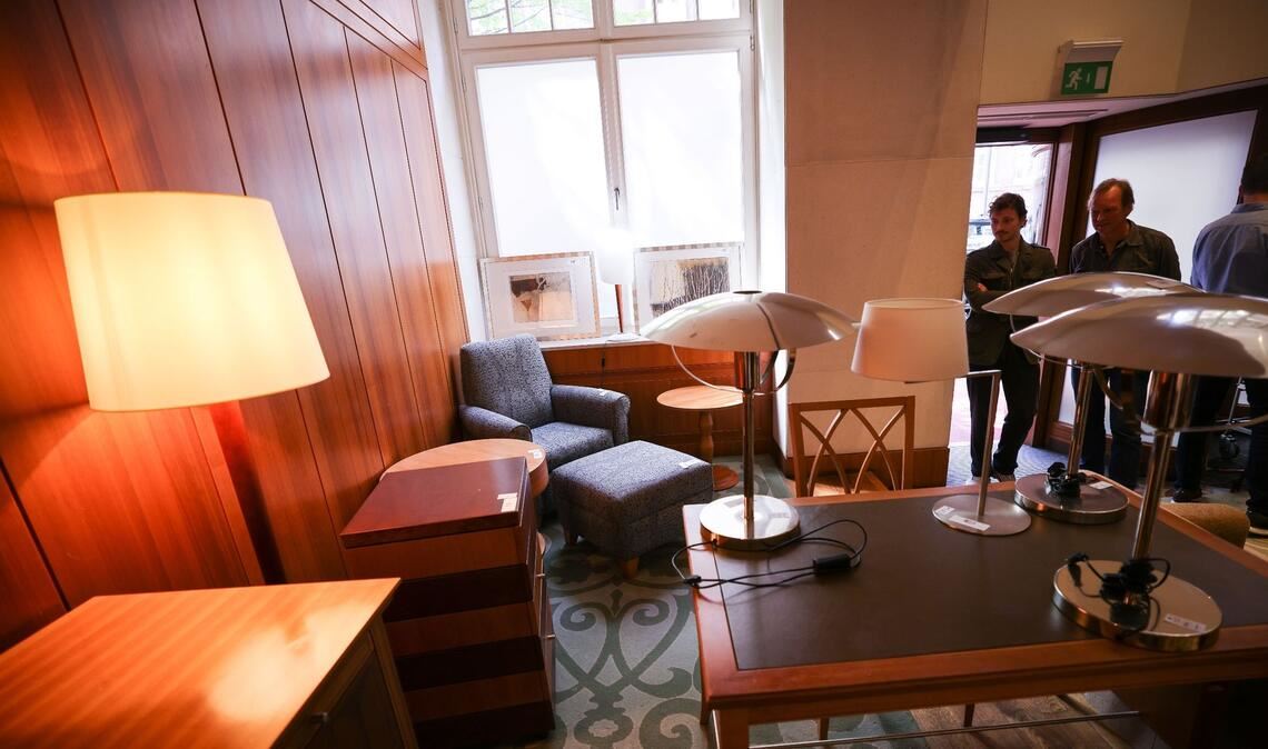 Kleiderbügel, Nachttischlampen, Tresore: Die Liste der Verkaufsgegenstände im ehemaligen Luxushotel Levante ist lang.