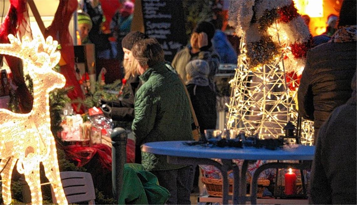 Klein, aber fein: Alle Jahre wieder erfreuen sich die Wiernsheimer an ihrem eintägigen Weihnachtsmarkt auf dem Marktplatz. 
