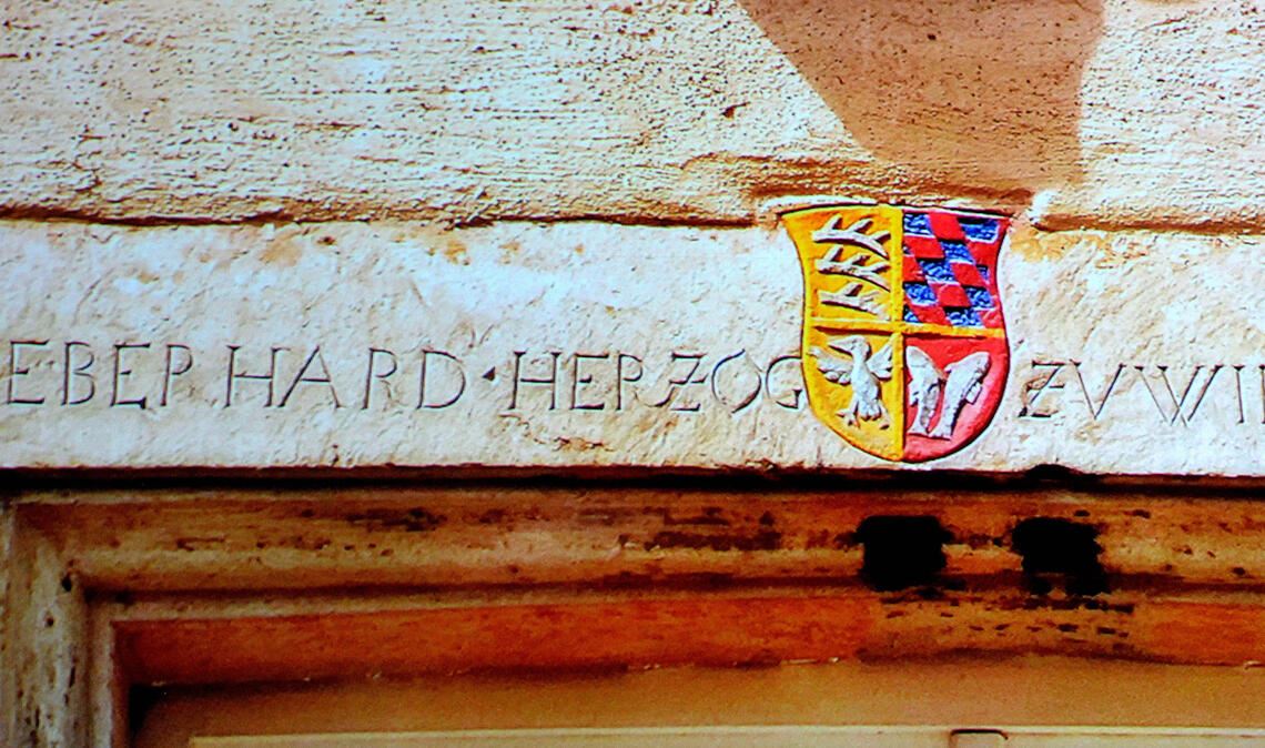 Kleine Details wie hier das Wappen von Württemberg zeugen von der langen, wechselvollen Geschichte des Illinger Posthofs. Fotos: Stahlfeld