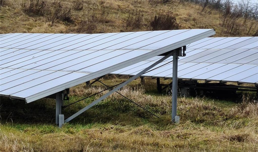 Kleine Freiflächensolaranlagen können von Privatleuten auf ihren Grundstücken meist gar nicht so einfach errichtet werden. Symbolfoto: Archiv