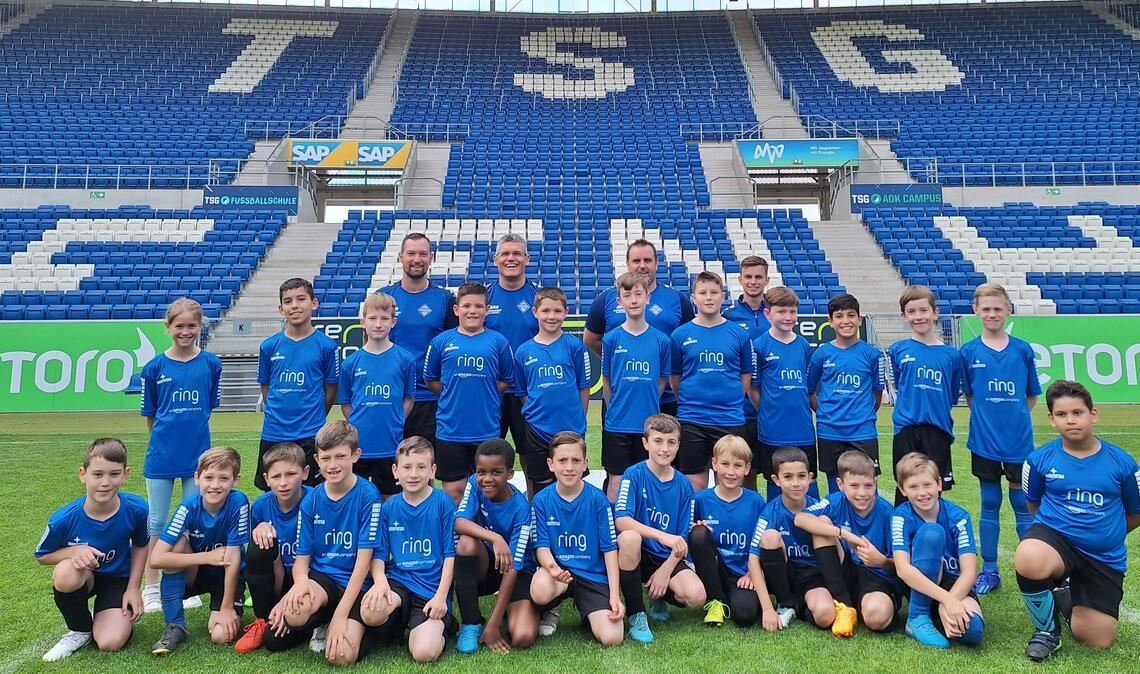 Kleine Kicker im großen Stadion: die Fußballer des FC Viktoria Enzberg mit ihren Trainern Thorsten Birkhoff, Bernd Schmid, Arno Heidt und Jakob Eckstein (hinten, v.li.).