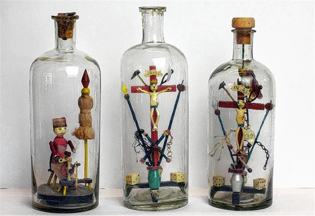 Kleine Kunstwerke hinter Glas erzählen Geschichten. Ihr eigenes Werden und Entstehen liegt noch zu weiten Teilen im dunkeln.