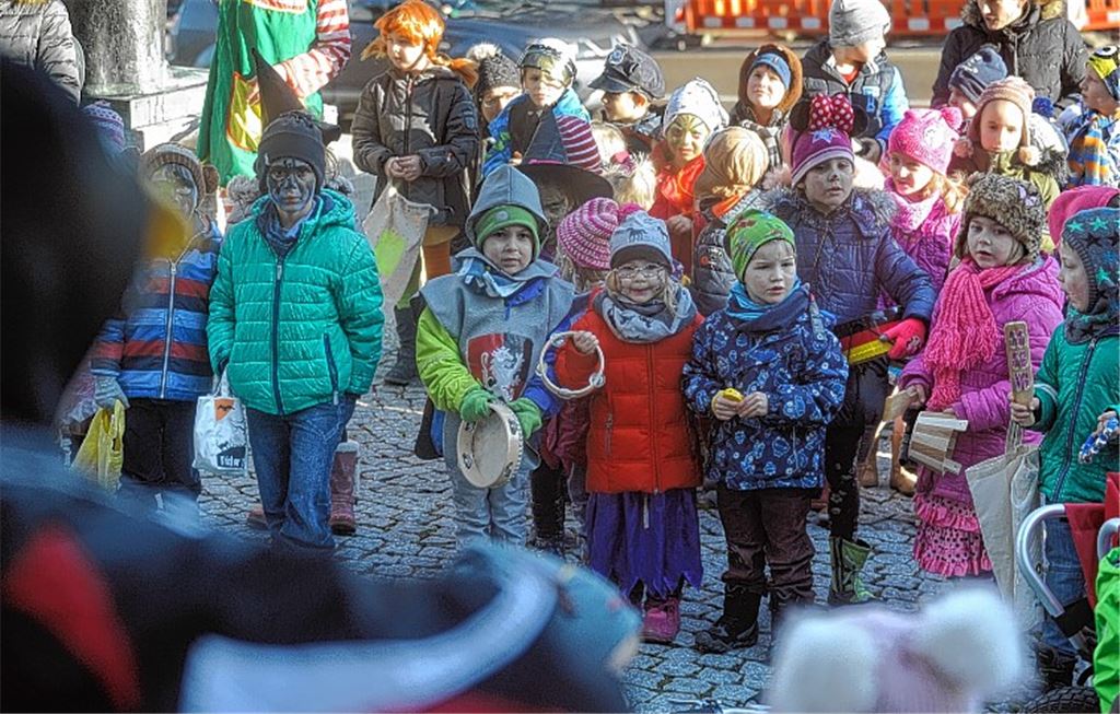 Kleine Narren stürmen Rathaus