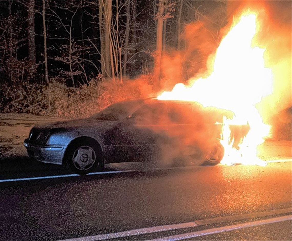 Reifen platt: Auto in Flammen