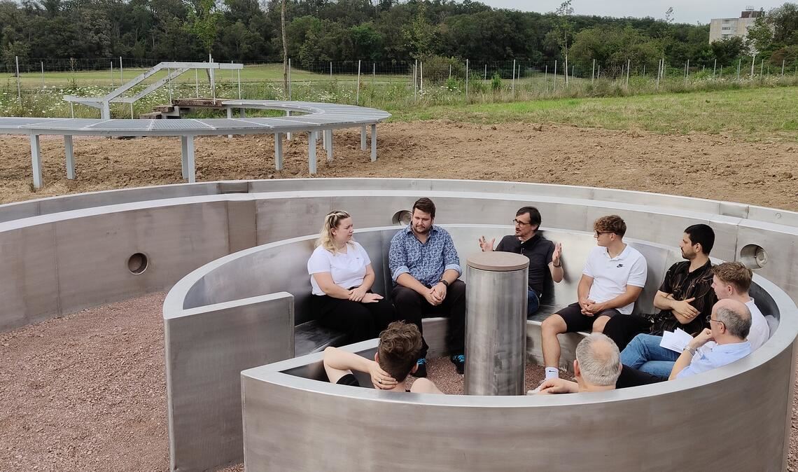 Kleine Runde: Die Junge Union und Interessierte tauschen sich mit Dr. Christian Saalfrank (3.v.li.), Ornamenta-Geschäftsführer, im Ziegelgarten aus. Foto: Deeg
