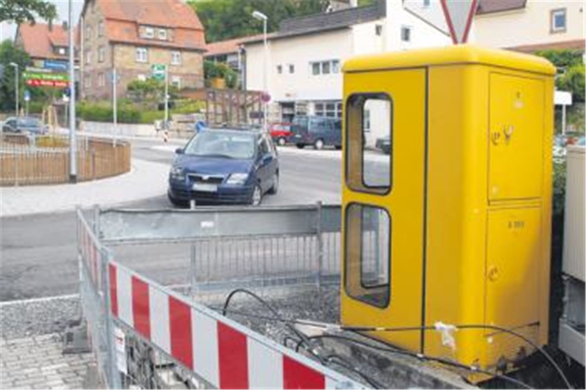 Kleine Telefonzelle mit großer Wirkung: Das gelbe Häuschen verzögert in Maulbronn das Finale der Straßensanierung. Foto: Fotomoment